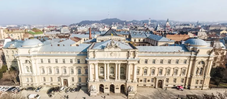 Будівля університету й парламенту у Львові