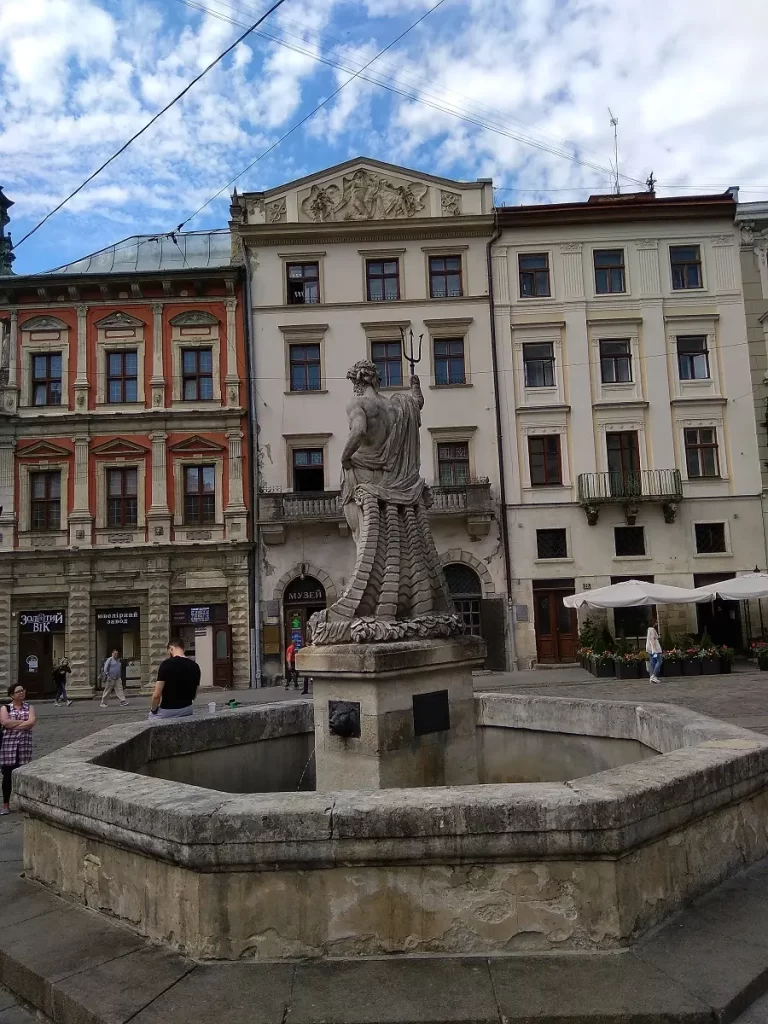 Легендарні фонтани площі Ринку у Львові