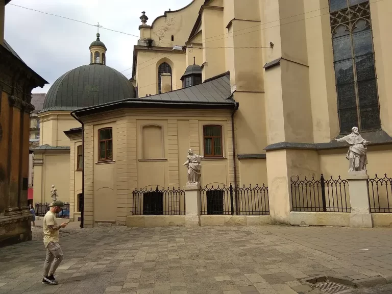 Самостійна екскурсія півднем старого Львова за 30 хвилин