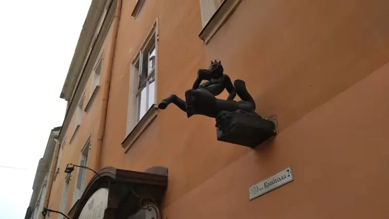 Дивні пам’ятники центру Львова