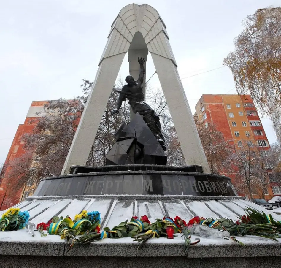 Пам’ятник героям і жертвам Чорнобиля на вул. Морозній
